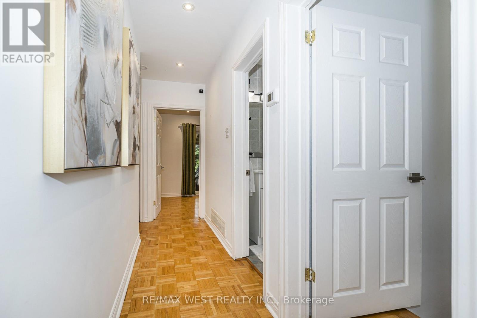32 Pine Avenue N, Mississauga, ON