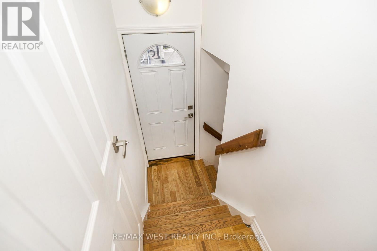 32 Pine Avenue N, Mississauga, ON
