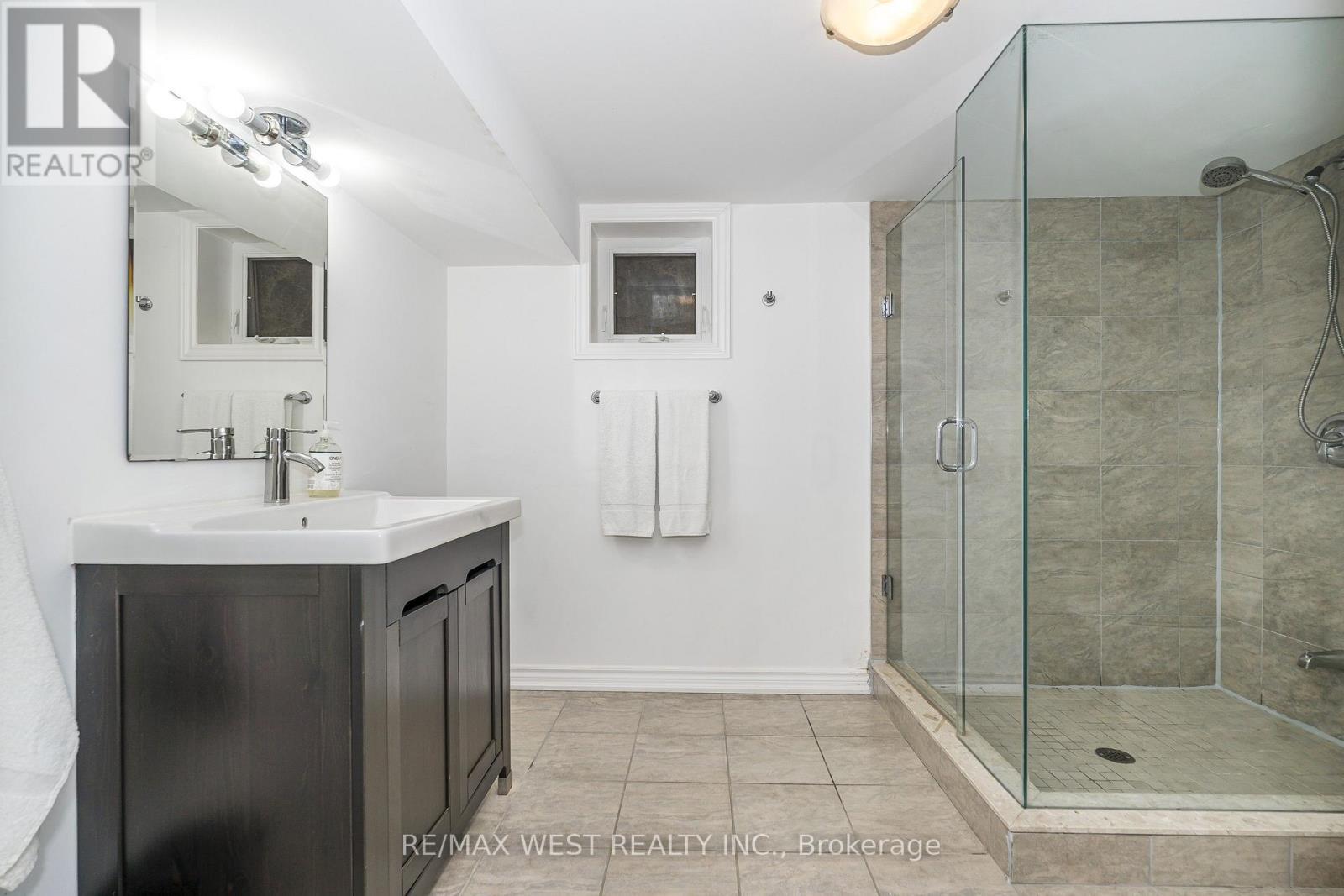 32 Pine Avenue N, Mississauga, ON