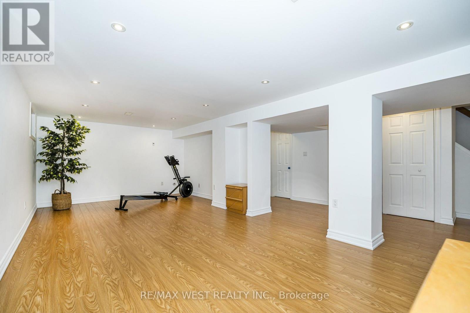 32 Pine Avenue N, Mississauga, ON