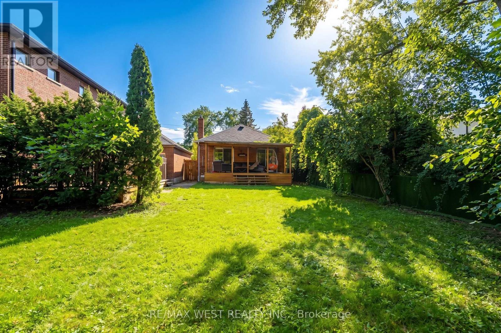 32 Pine Avenue N, Mississauga, ON