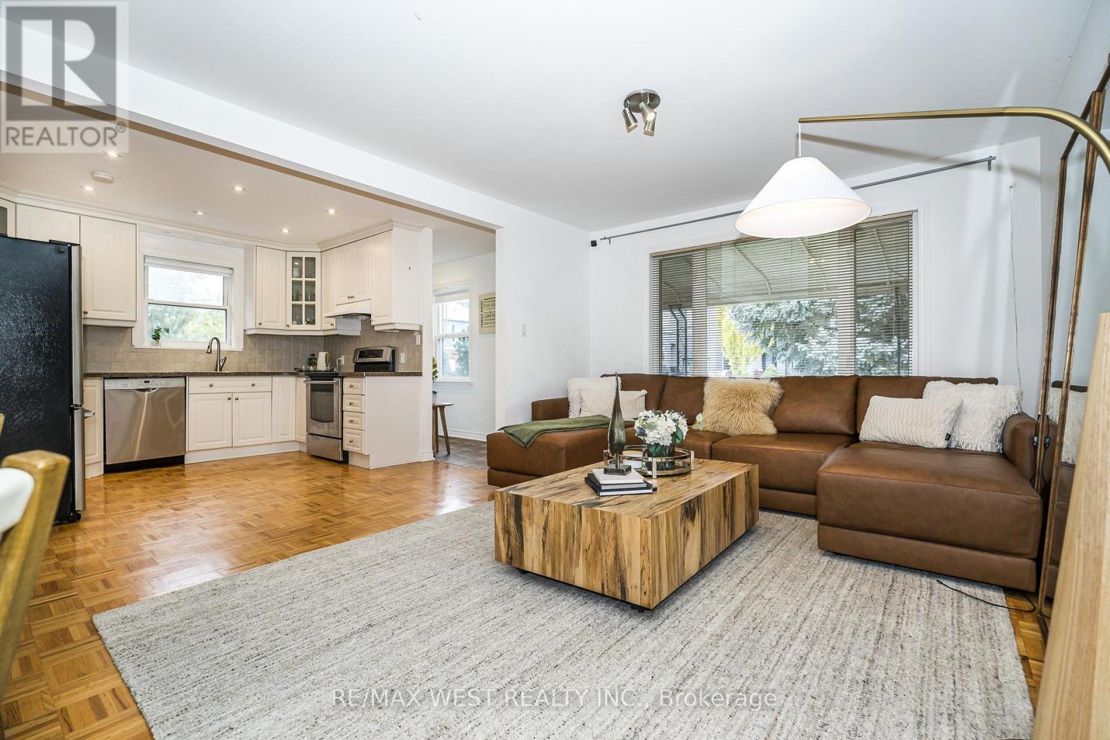 32 Pine Avenue N, Mississauga, ON
