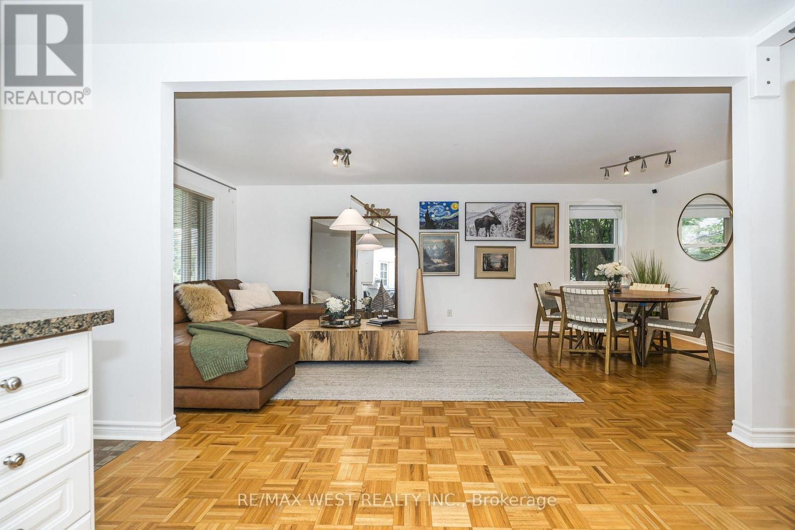 32 Pine Avenue N, Mississauga, ON