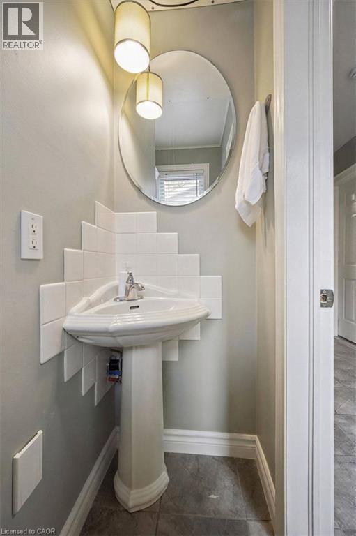 2Pc Powder on Entry Level - 112 Margaret Avenue N, Waterloo, ON