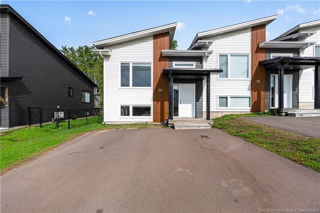 28 De La Colline St, Dieppe, NB