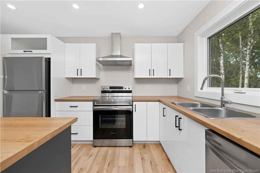 28 De La Colline St, Dieppe, NB