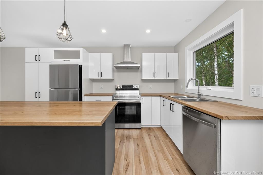 28 De La Colline St, Dieppe, NB