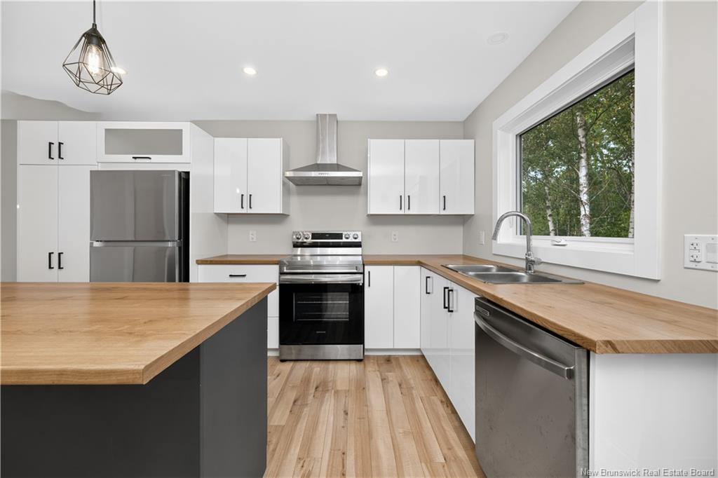 28 De La Colline St, Dieppe, NB