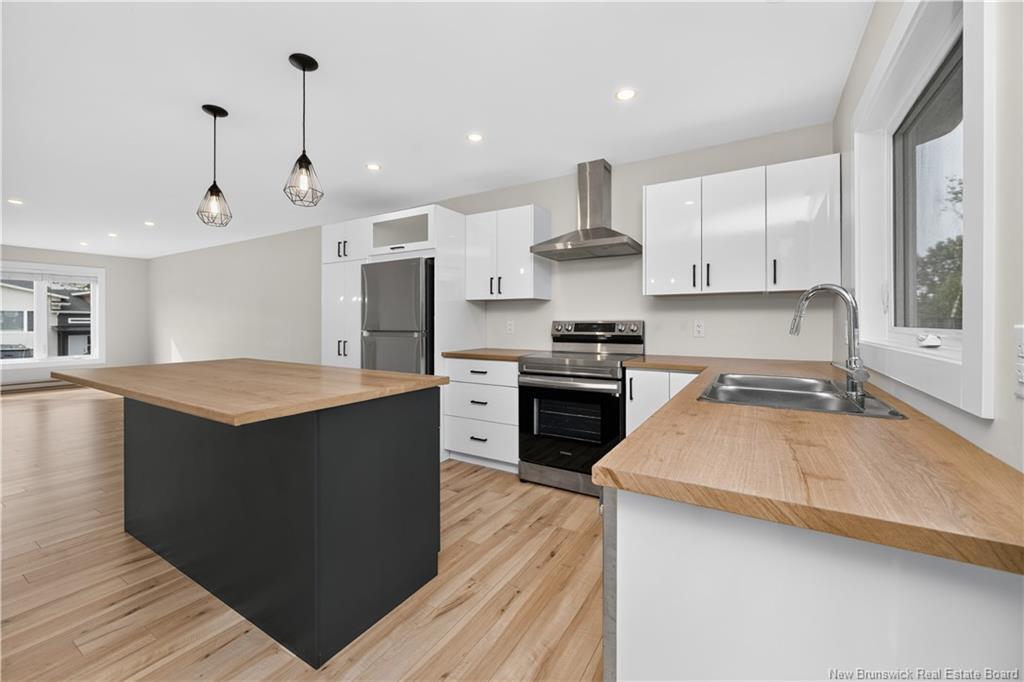 28 De La Colline St, Dieppe, NB