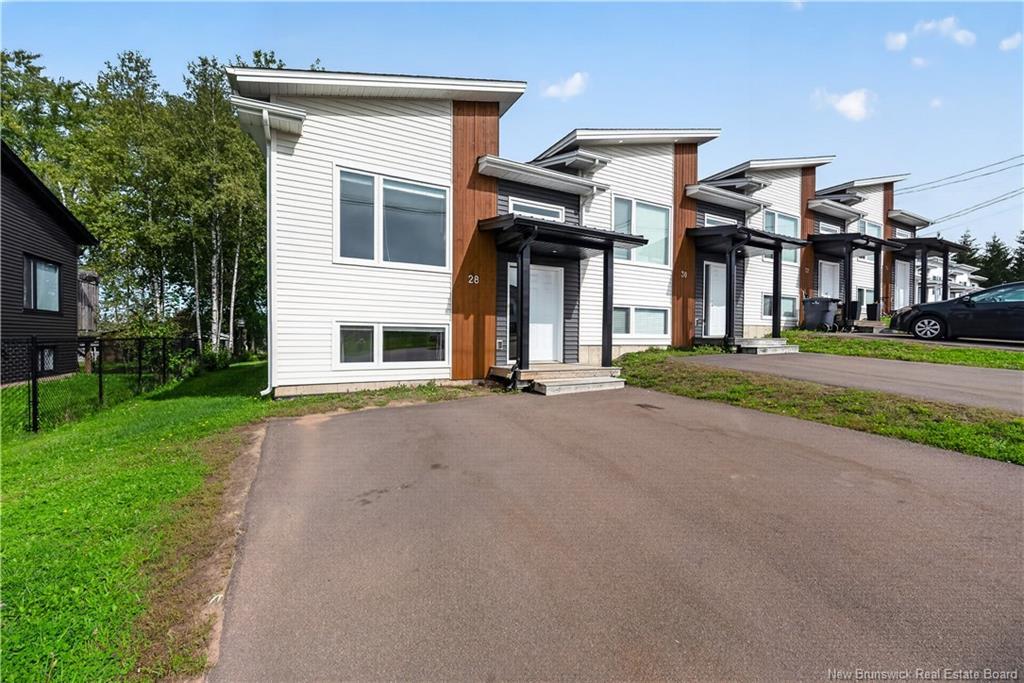 28 De La Colline St, Dieppe, NB