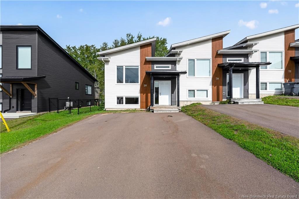 28 De La Colline St, Dieppe, NB