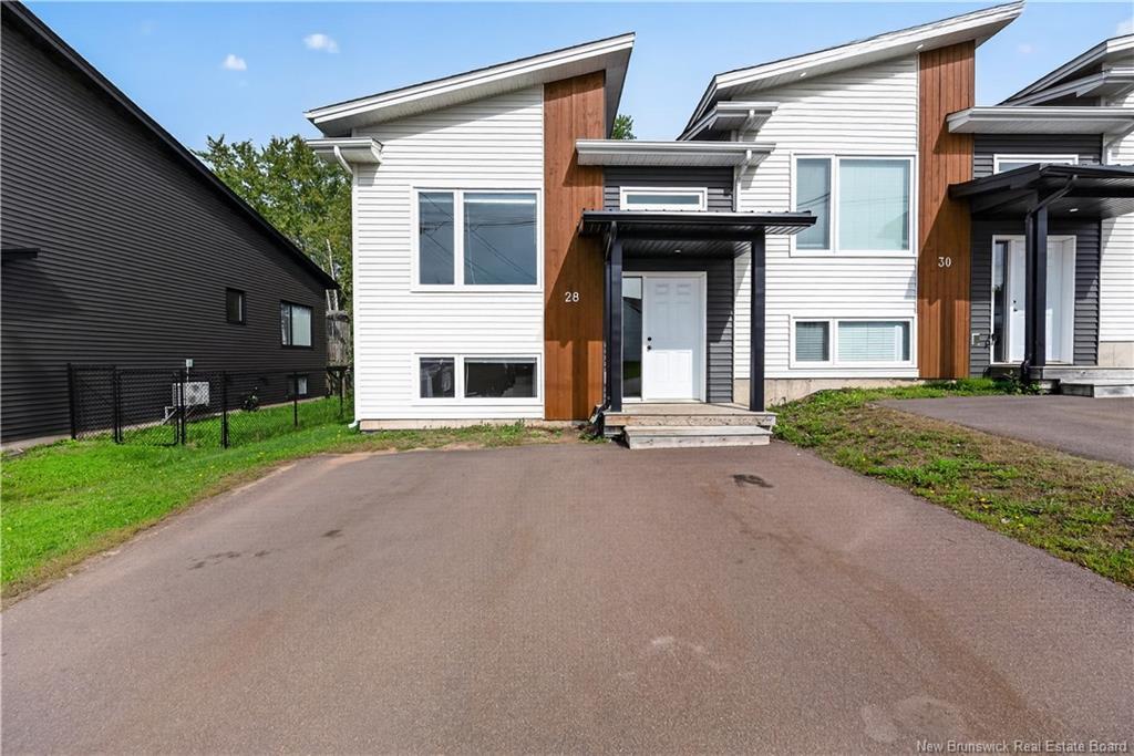 28 De La Colline St, Dieppe, NB