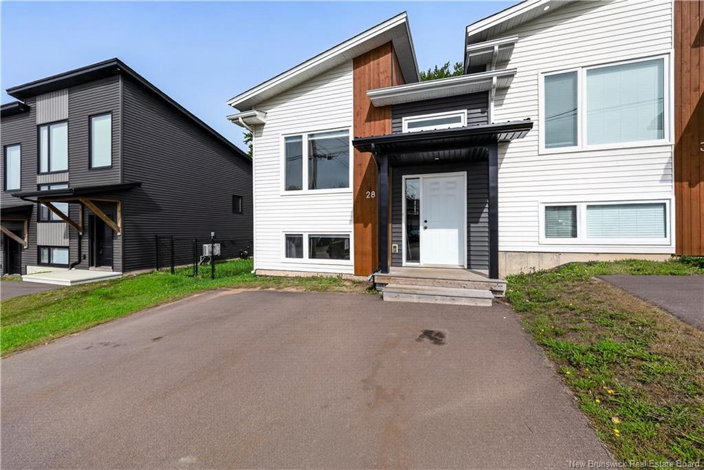28 De La Colline St, Dieppe, NB