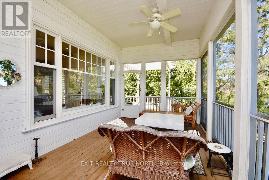 Perfect for hosting or unwinding by the water - 3021 Sandy Bend, Springwater, ON