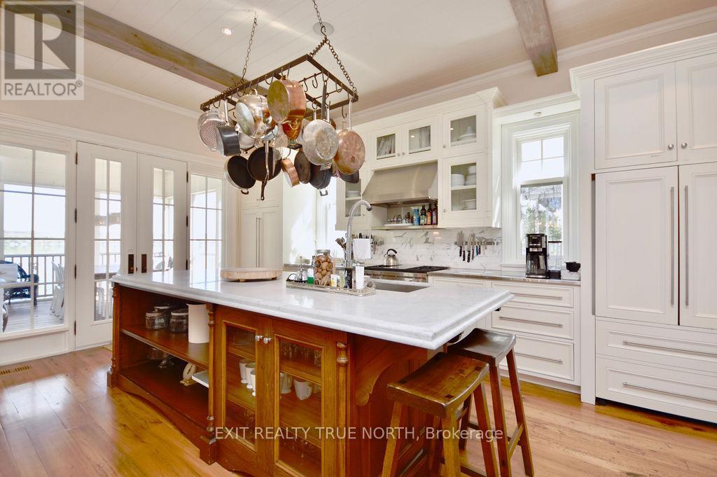 The chef's kitchen anchors the home - 3021 Sandy Bend, Springwater, ON