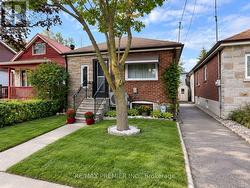34 RUTHERFORD AVENUE Toronto, ON M6M 2C6