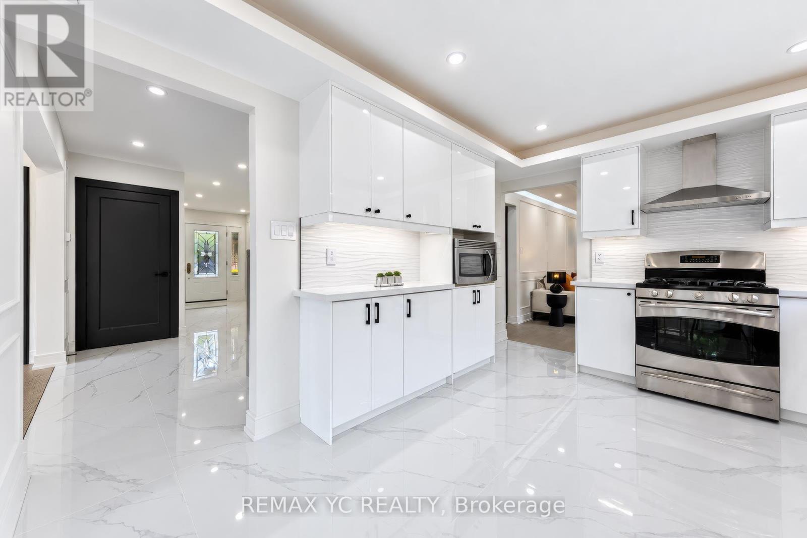 4 Simmons Crescent, Aurora, ON