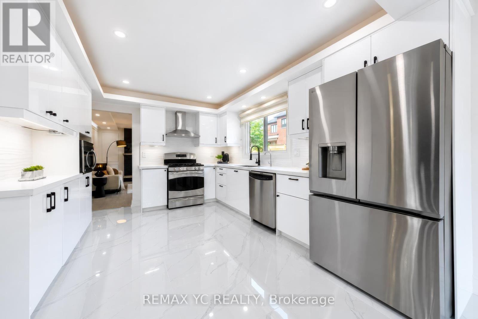 4 Simmons Crescent, Aurora, ON
