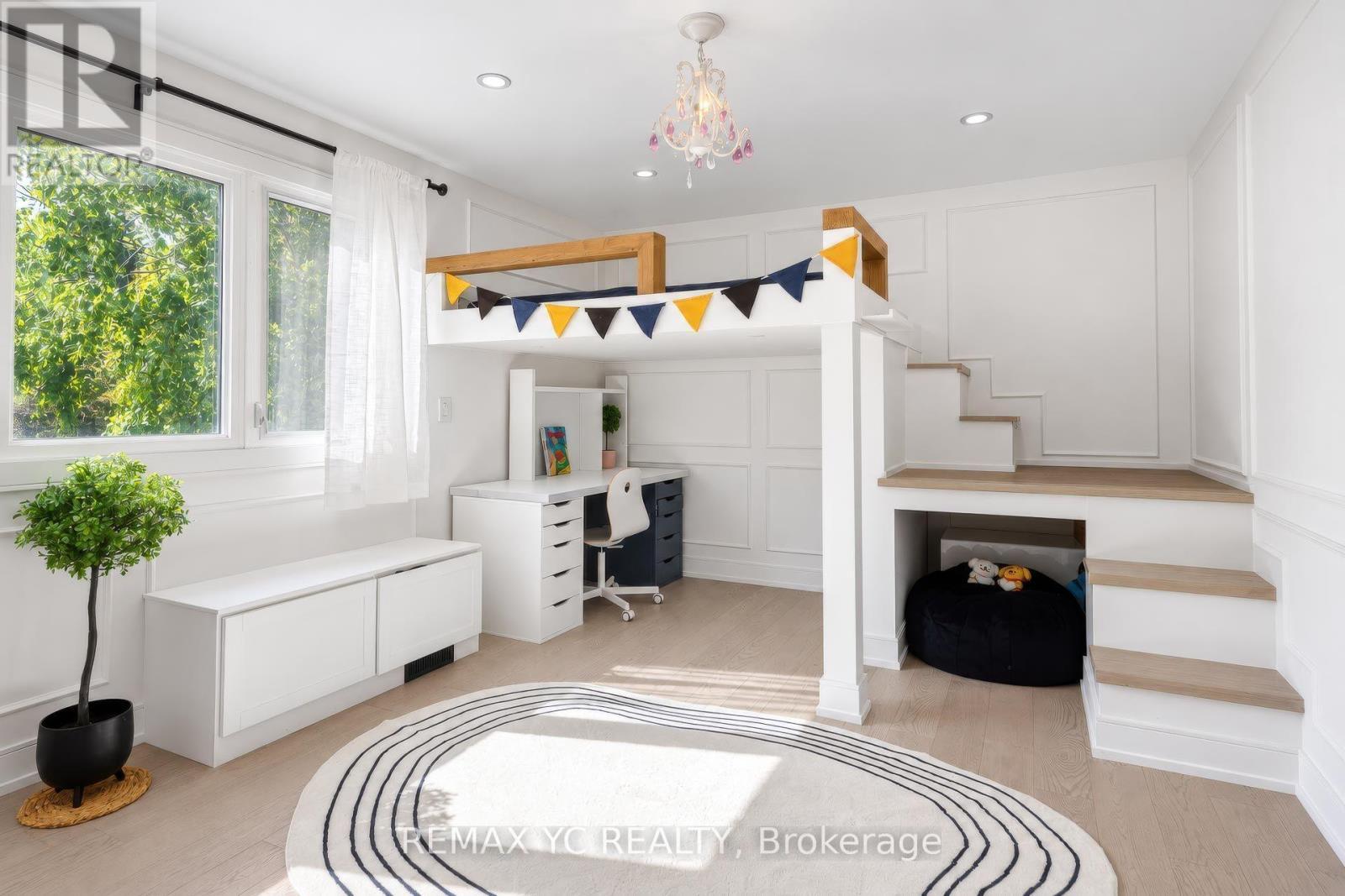4 Simmons Crescent, Aurora, ON