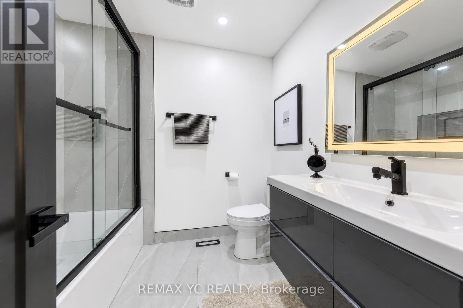 4 Simmons Crescent, Aurora, ON