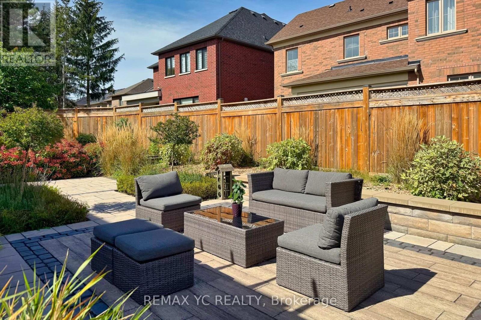 4 Simmons Crescent, Aurora, ON
