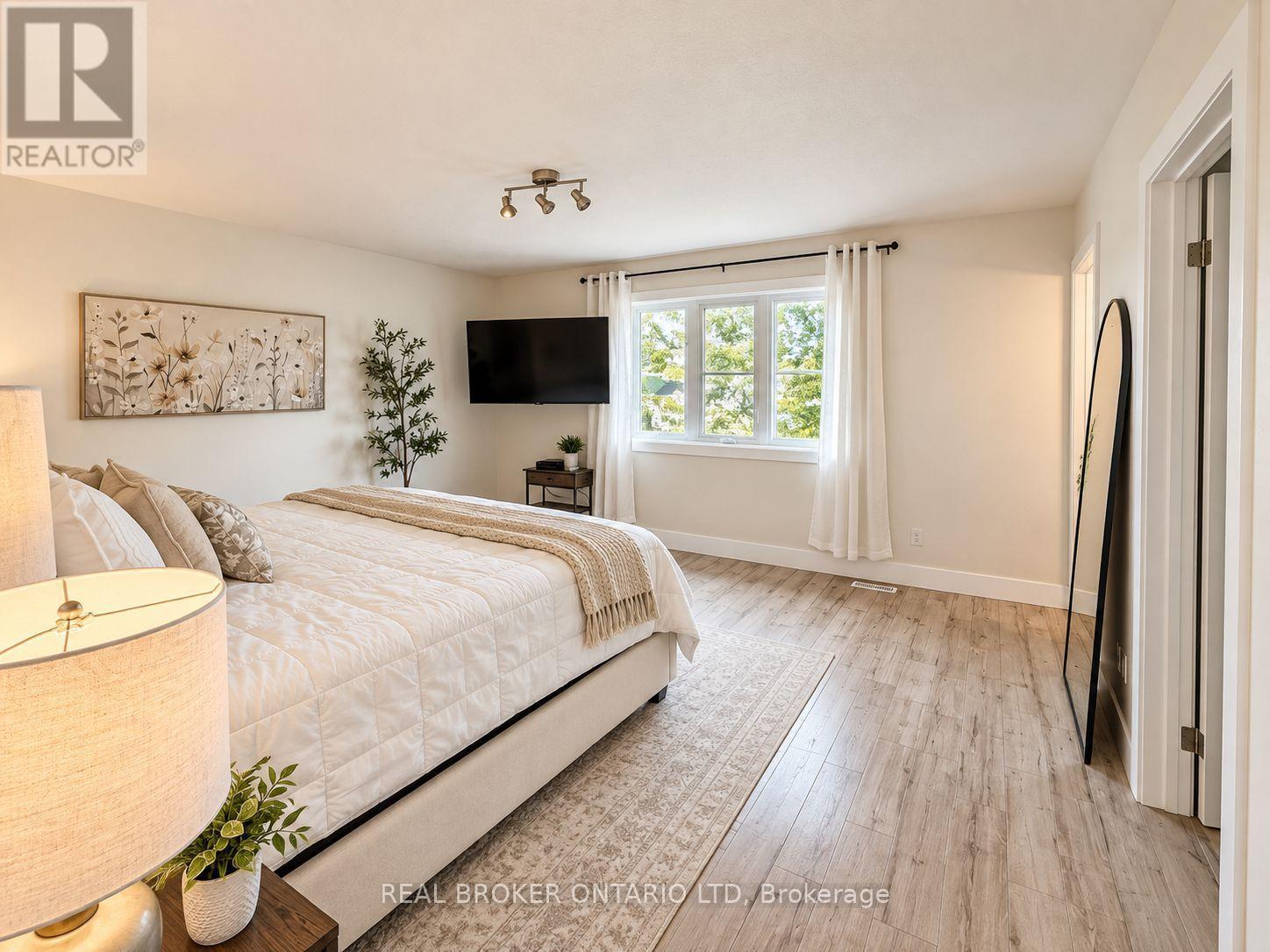 22 Queensway Drive, Strathroy-Caradoc (Se), ON