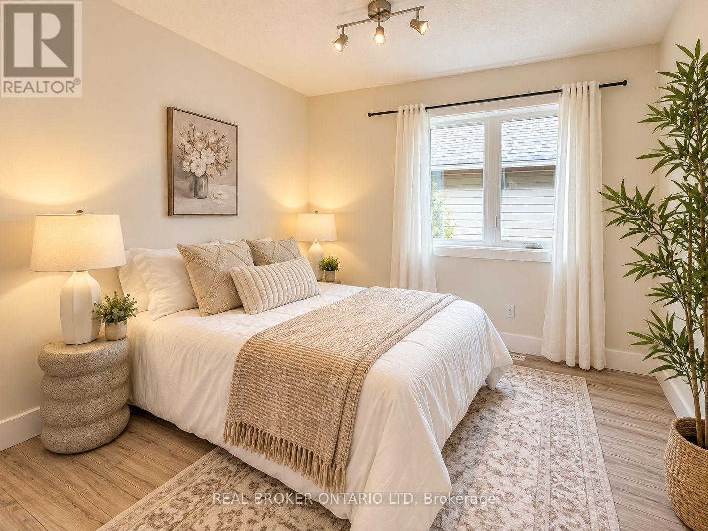 22 Queensway Drive, Strathroy-Caradoc (Se), ON