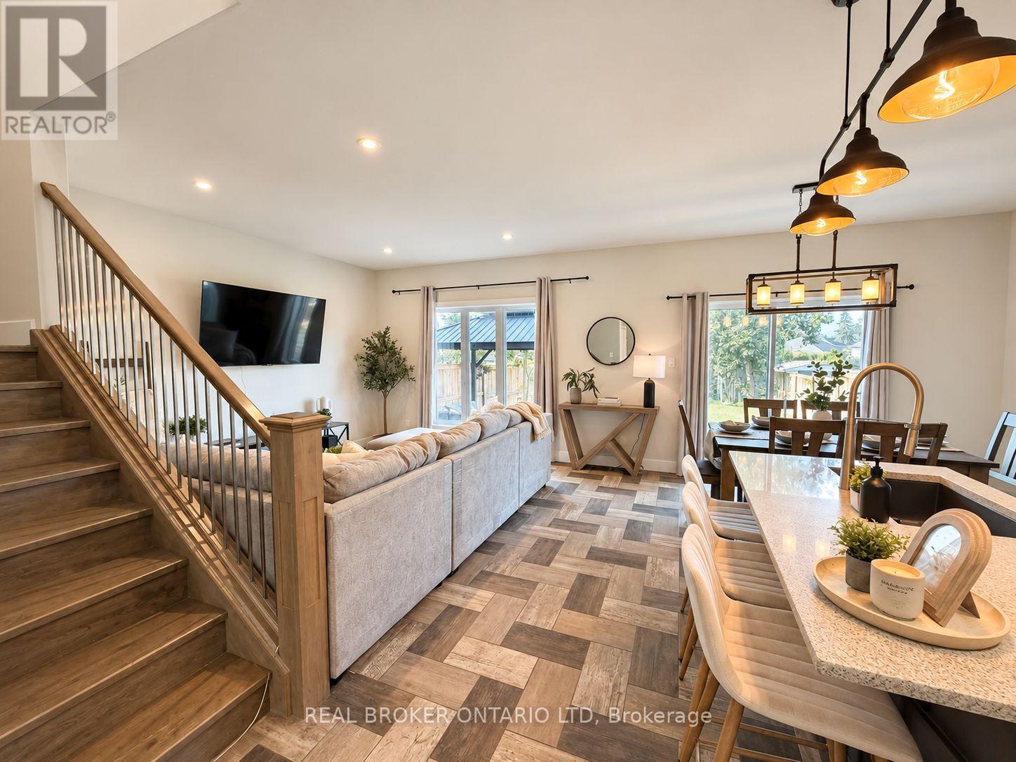 22 Queensway Drive, Strathroy-Caradoc (Se), ON