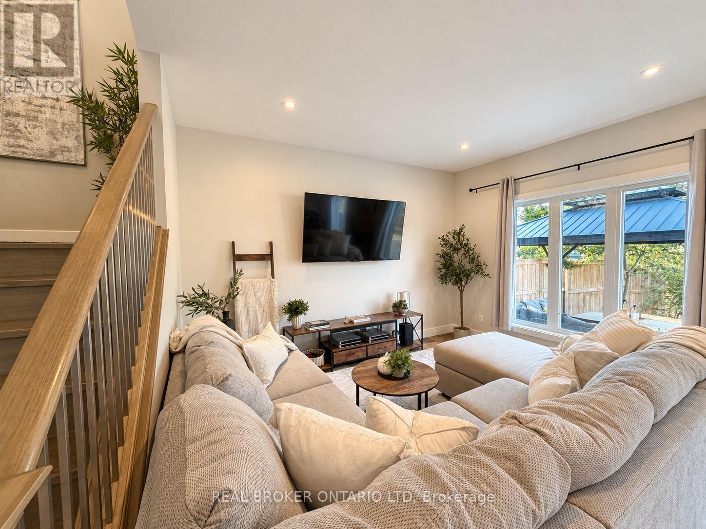 22 Queensway Drive, Strathroy-Caradoc (Se), ON