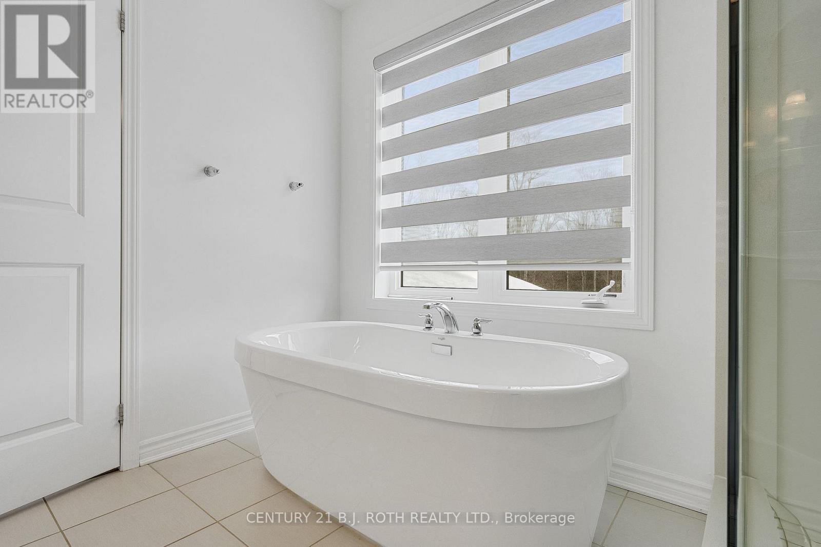 Primary Bedroom - Soaker Tub - 22 Dyer Crescent, Bracebridge, ON