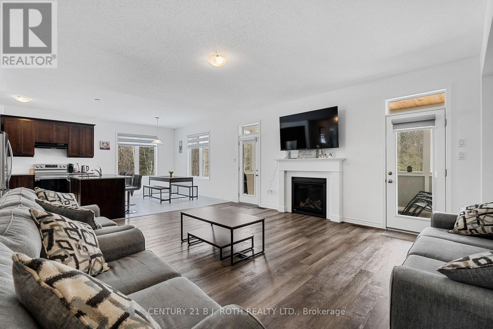 Eat-in-Kitchen w Breakfast Bar &Family &Muskoka Rm - 22 Dyer Crescent, Bracebridge, ON
