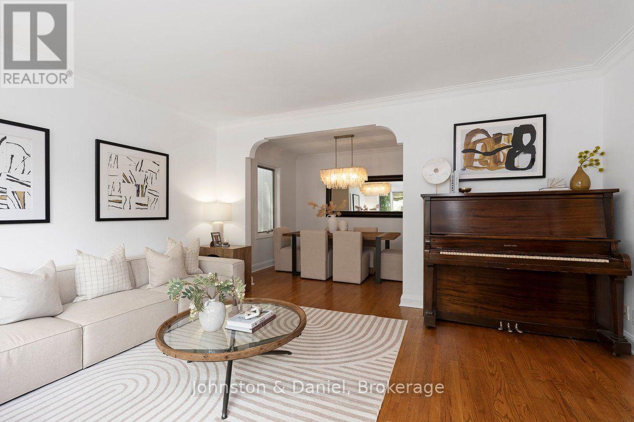 4 Lyndhurst Court, Toronto, ON