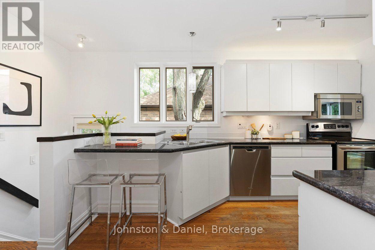 4 Lyndhurst Court, Toronto, ON