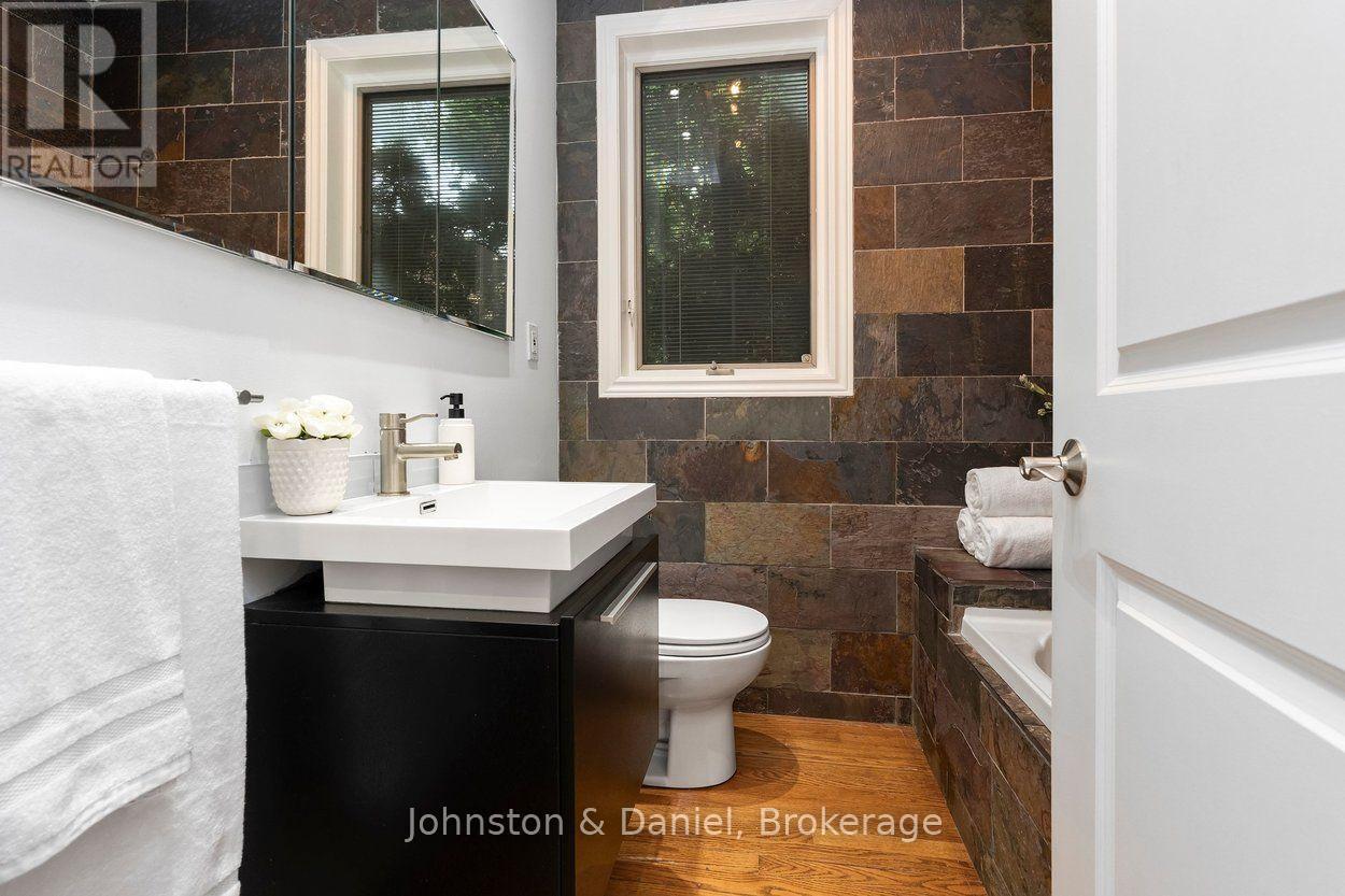 4 Lyndhurst Court, Toronto, ON