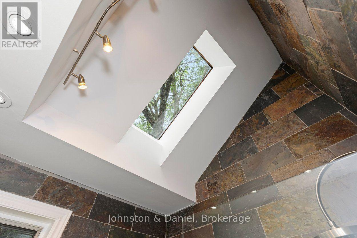 4 Lyndhurst Court, Toronto, ON