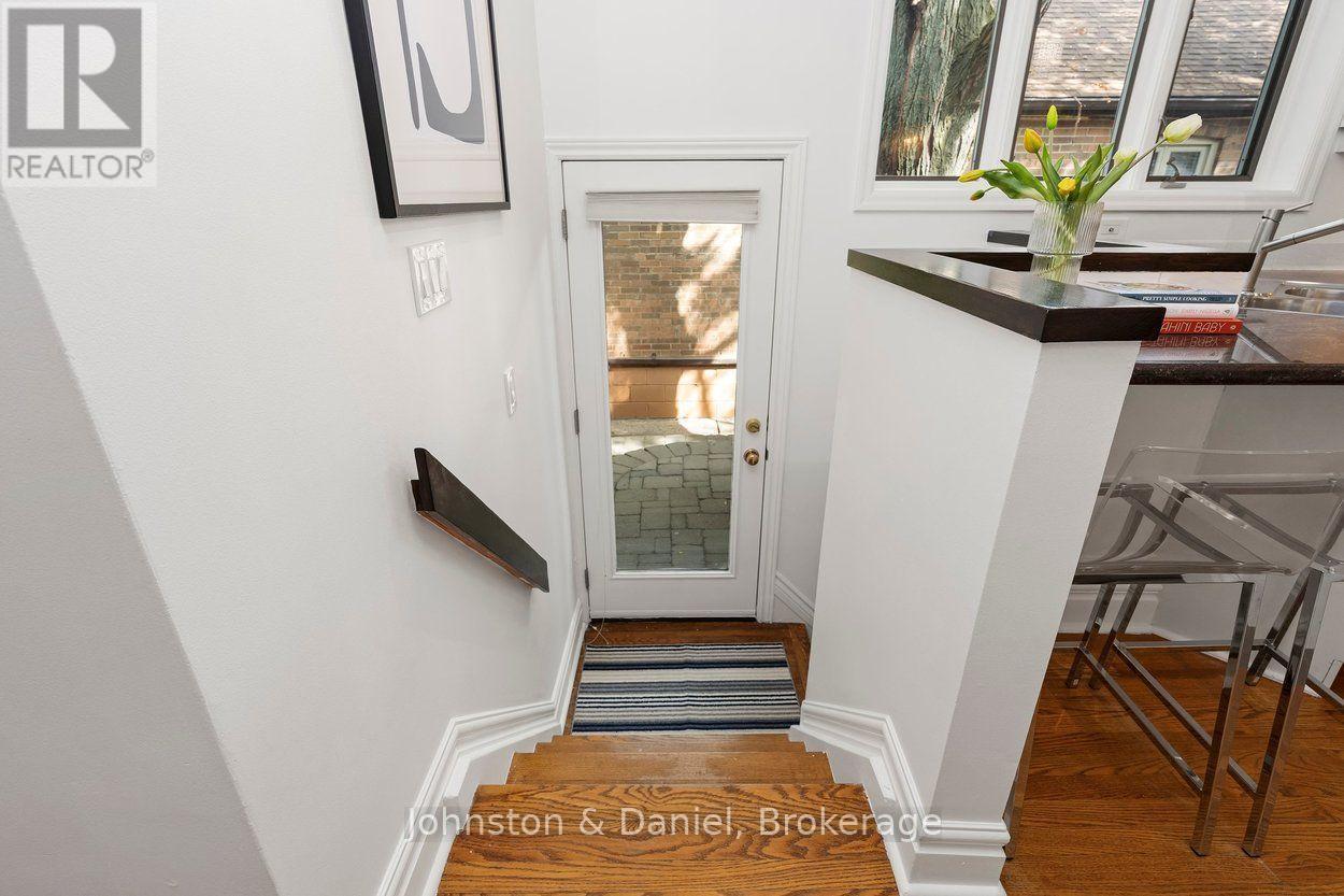 4 Lyndhurst Court, Toronto, ON
