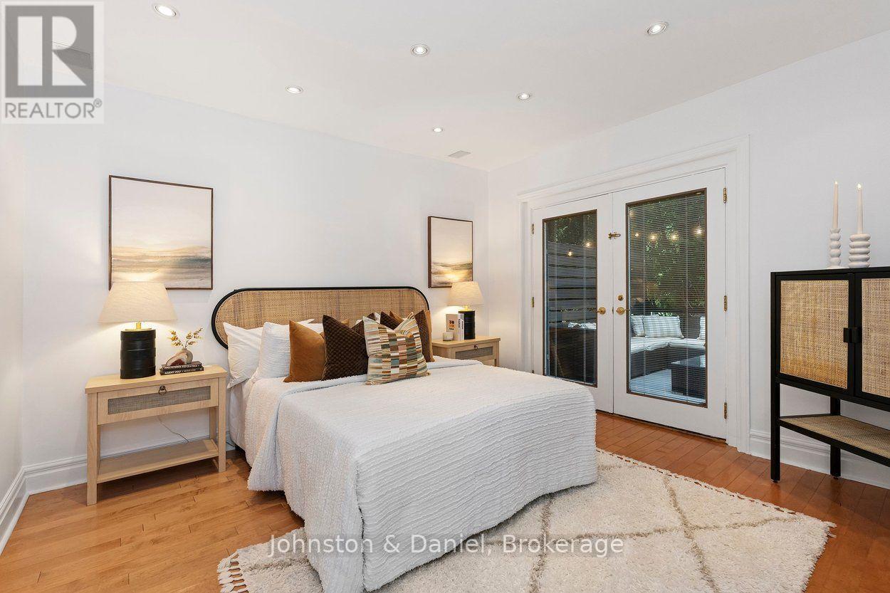 4 Lyndhurst Court, Toronto, ON