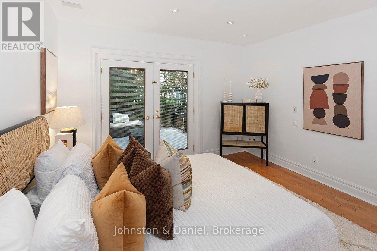 4 Lyndhurst Court, Toronto, ON