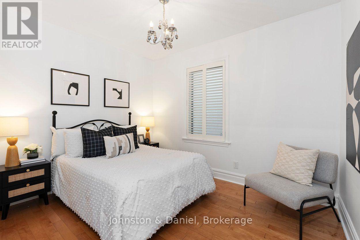 4 Lyndhurst Court, Toronto, ON