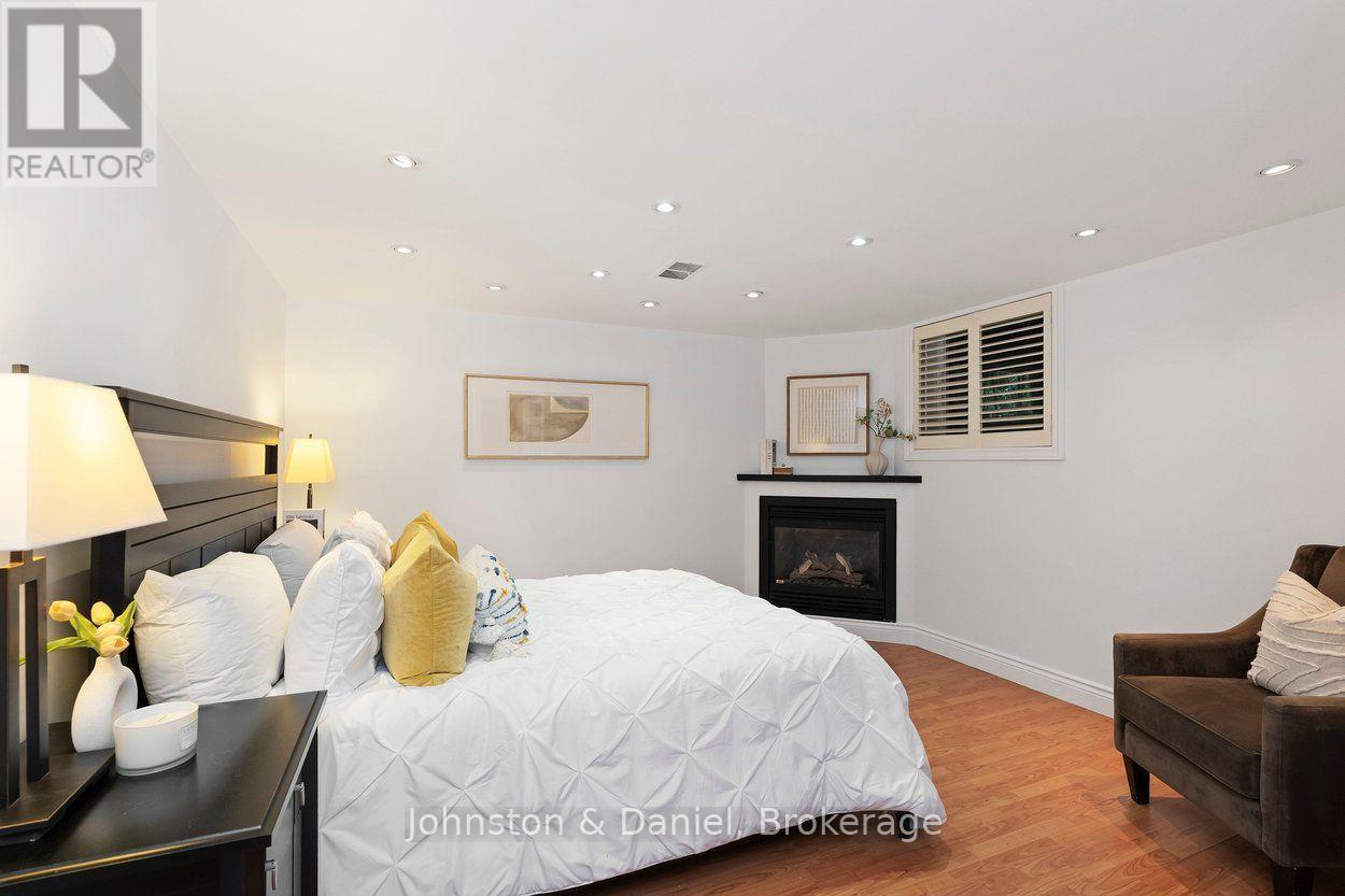 4 Lyndhurst Court, Toronto, ON