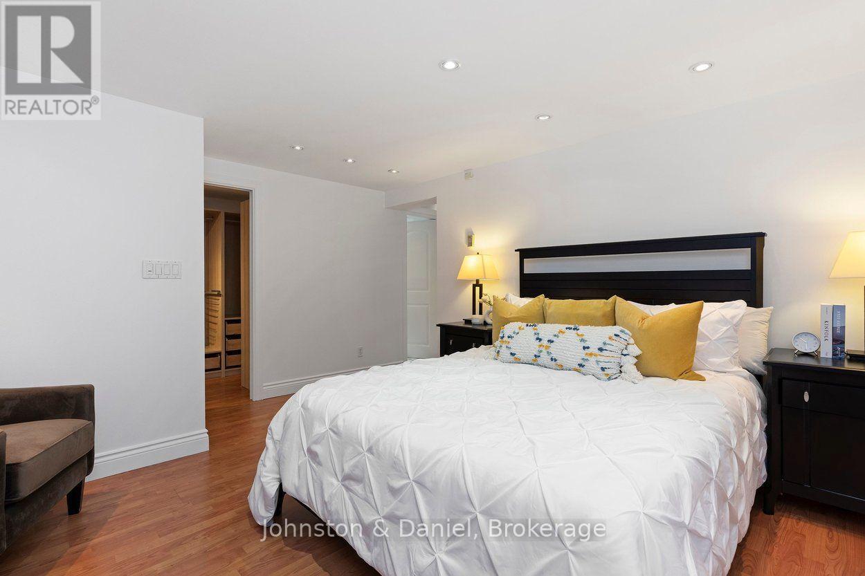 4 Lyndhurst Court, Toronto, ON