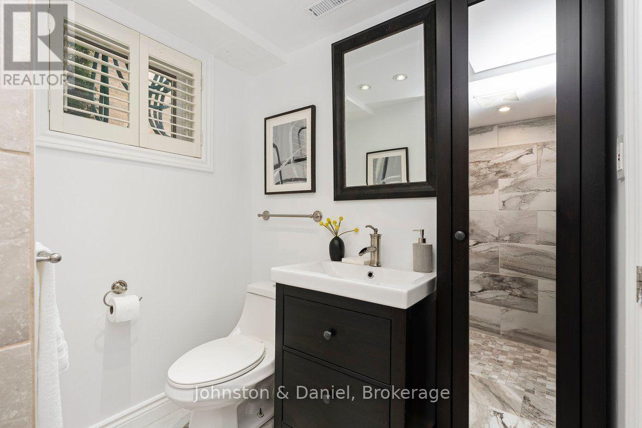 4 Lyndhurst Court, Toronto, ON