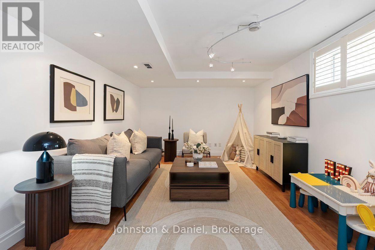4 Lyndhurst Court, Toronto, ON