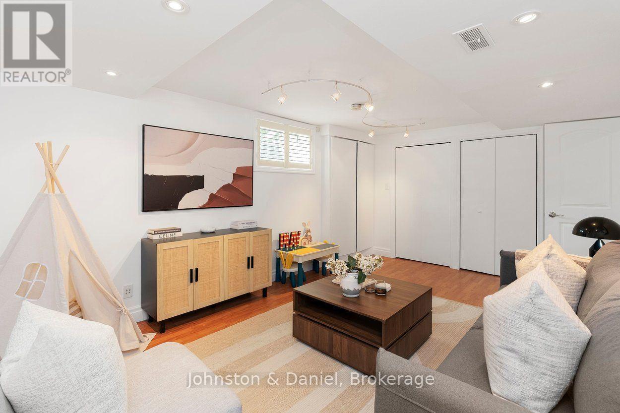 4 Lyndhurst Court, Toronto, ON