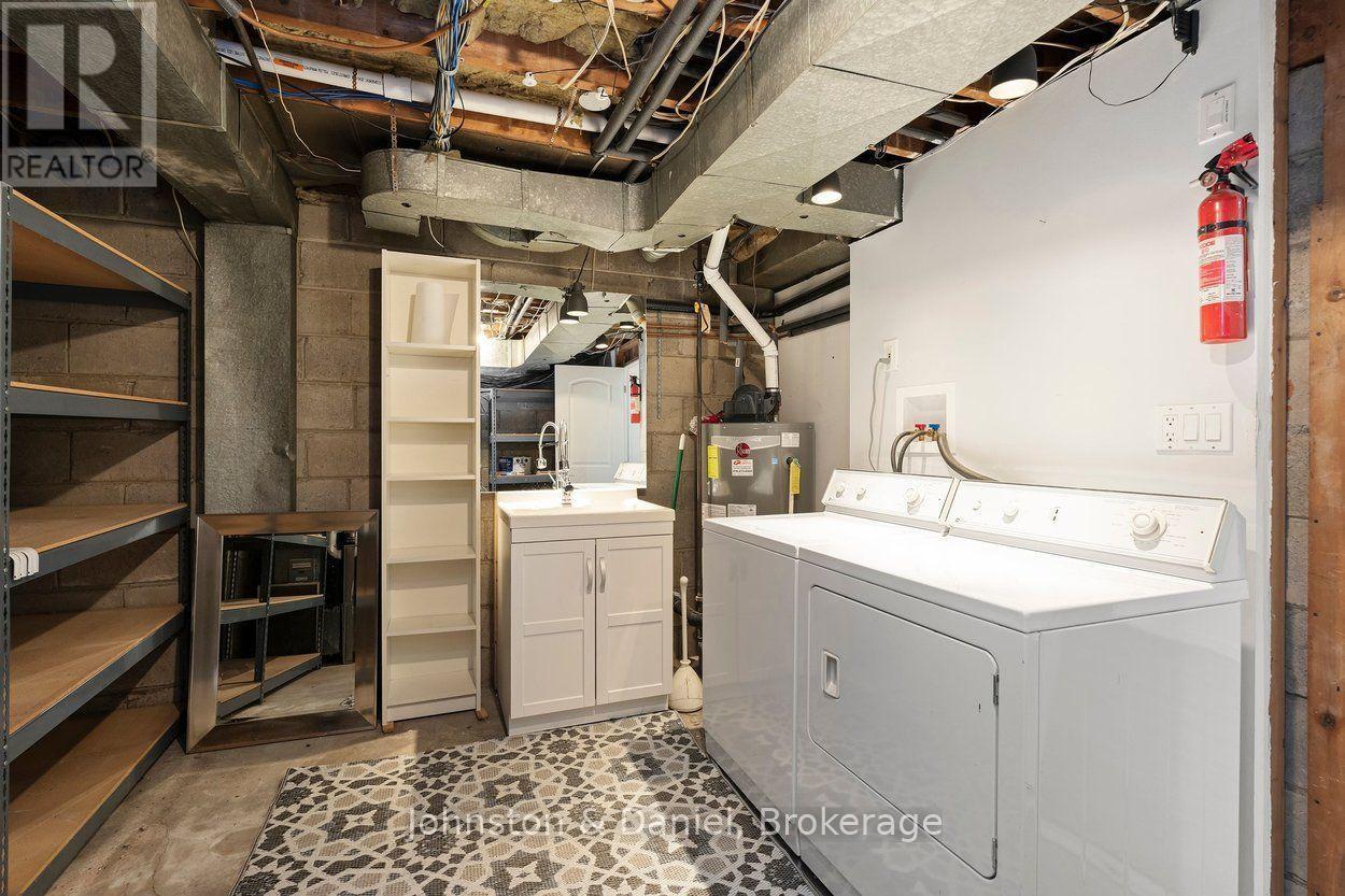 4 Lyndhurst Court, Toronto, ON