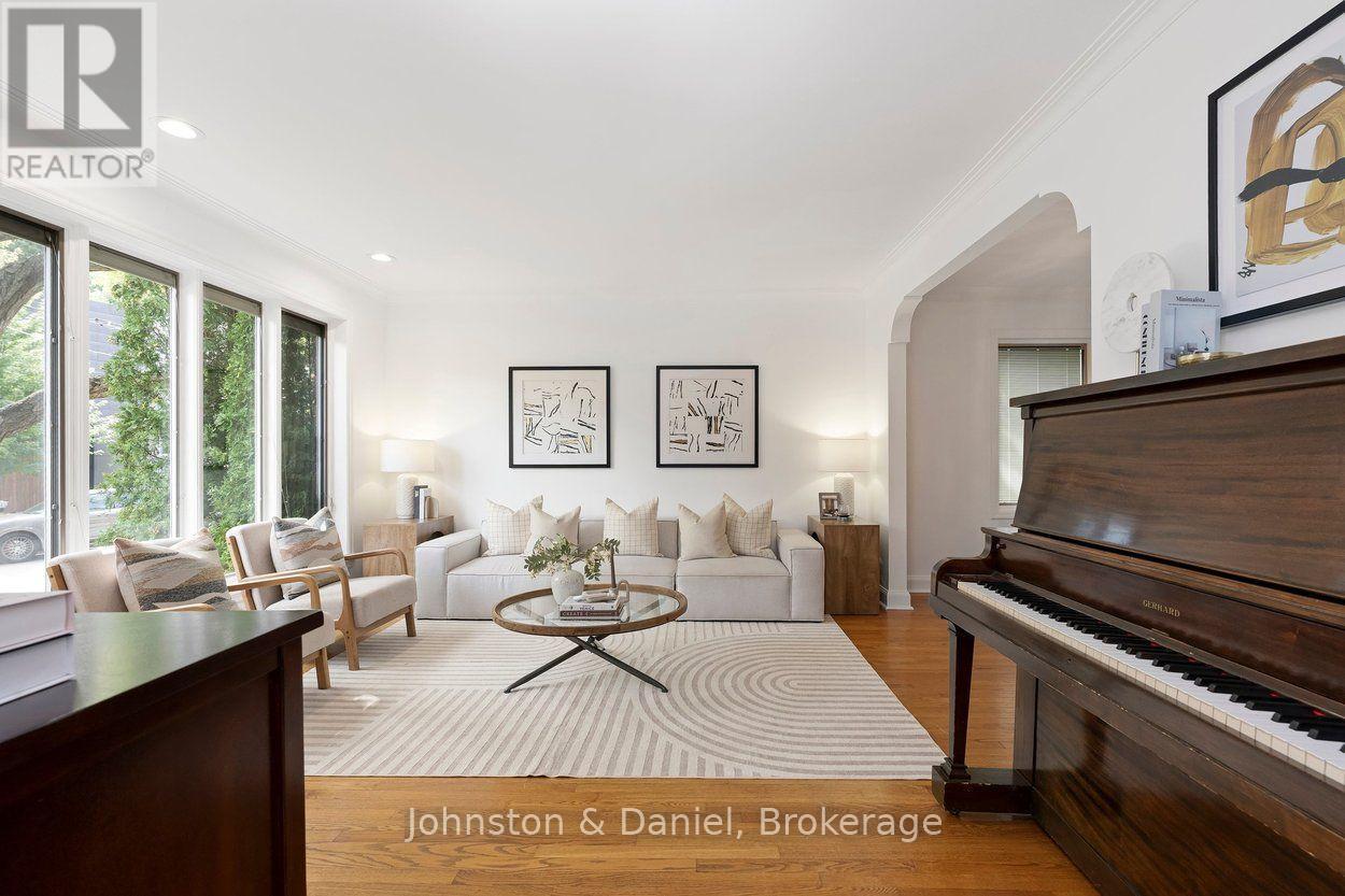 4 Lyndhurst Court, Toronto, ON