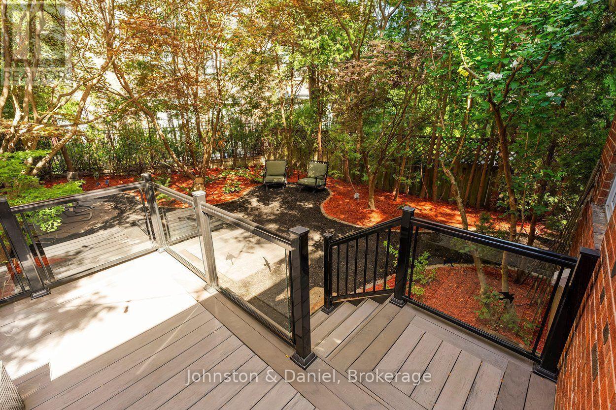 4 Lyndhurst Court, Toronto, ON