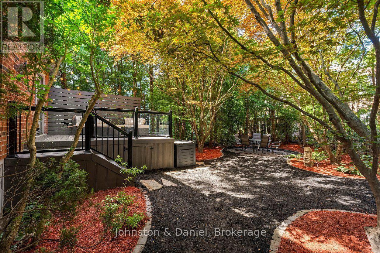 4 Lyndhurst Court, Toronto, ON