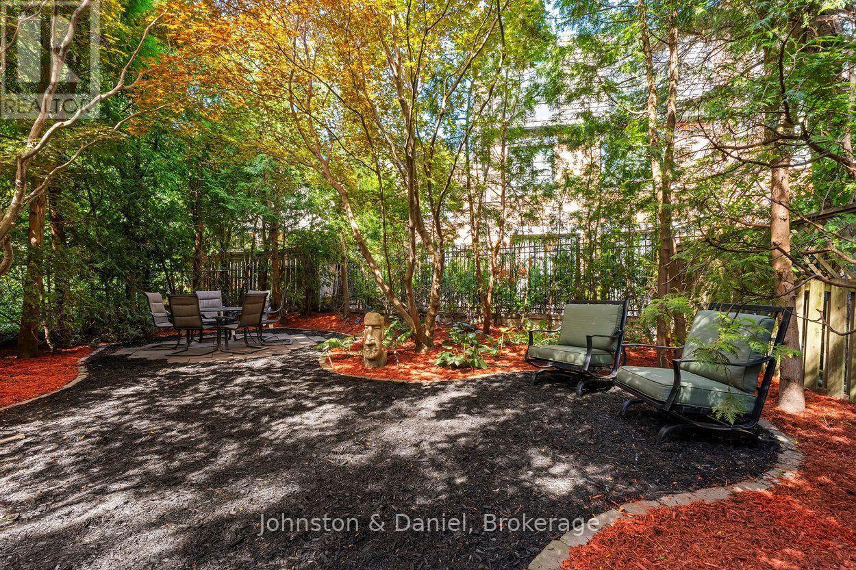 4 Lyndhurst Court, Toronto, ON