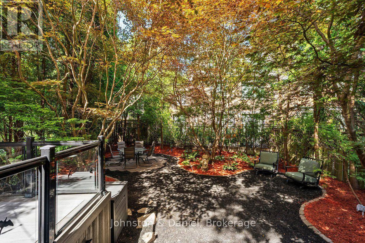 4 Lyndhurst Court, Toronto, ON
